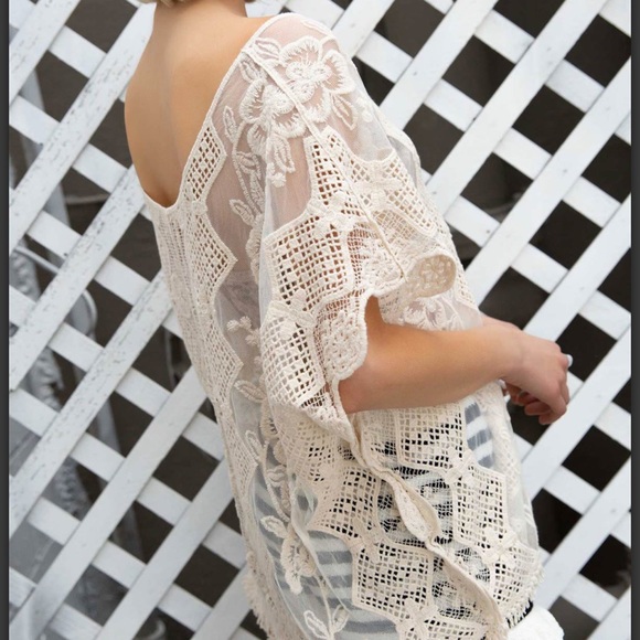 176. NWOT POL Cream Floral Lace Oversized V-Neck Blouse - Picture 4 of 5